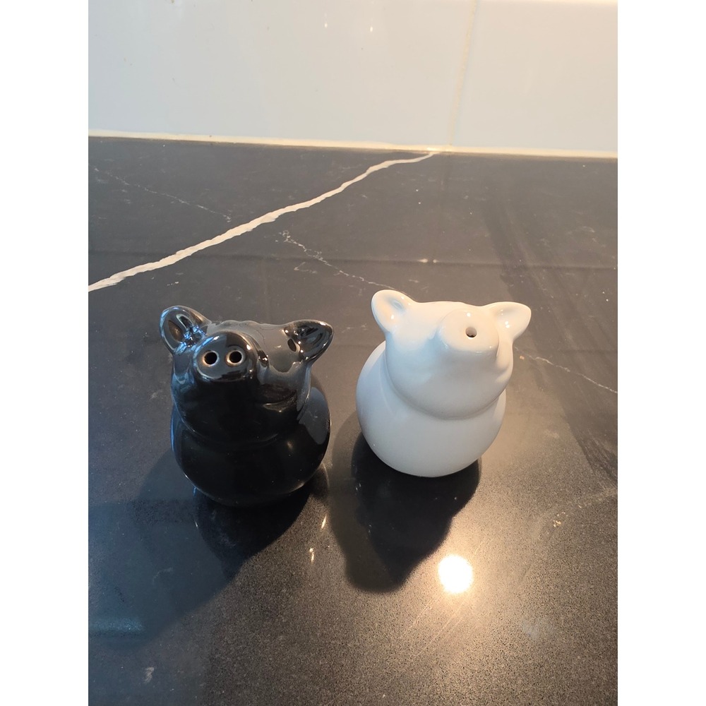 BIA Cordon Bleu Pig Salt and Pepper Shakers Set 2011, Mint in Original Box